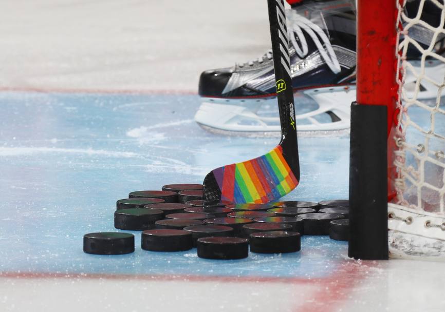 Mazza da hockey multicolore in occasione della serata dedicata al “Hockey is for Everyone” pride, in occasione della quale i New Jersey Devils sfideranno i Montreal Canadiens (Afp)